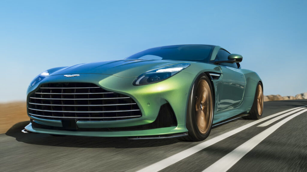 En Aston Martin Vantage GT kör på en väg. (AI text)