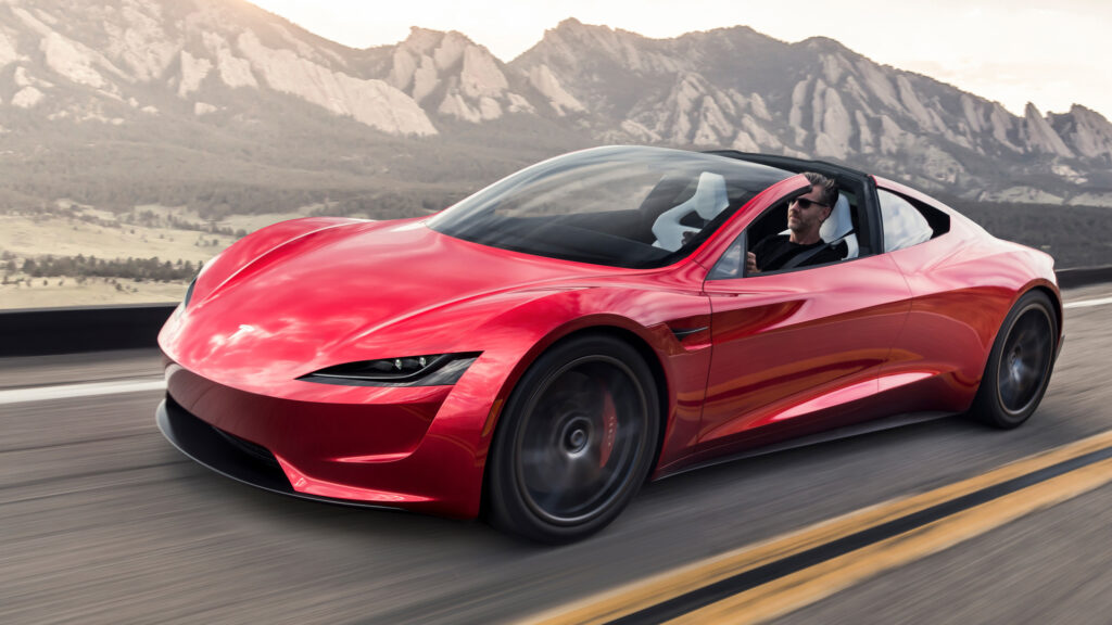 En röd Tesla sportbil kör nerför en bergsväg. (AI text)