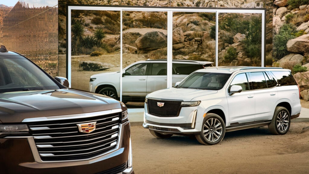 En grupp personer poserar framför en bil. (AI text)