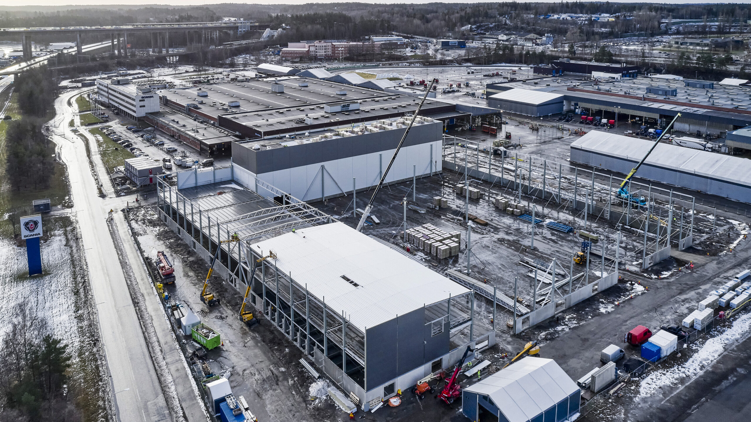 En fabrik är under uppförande. (AI text)