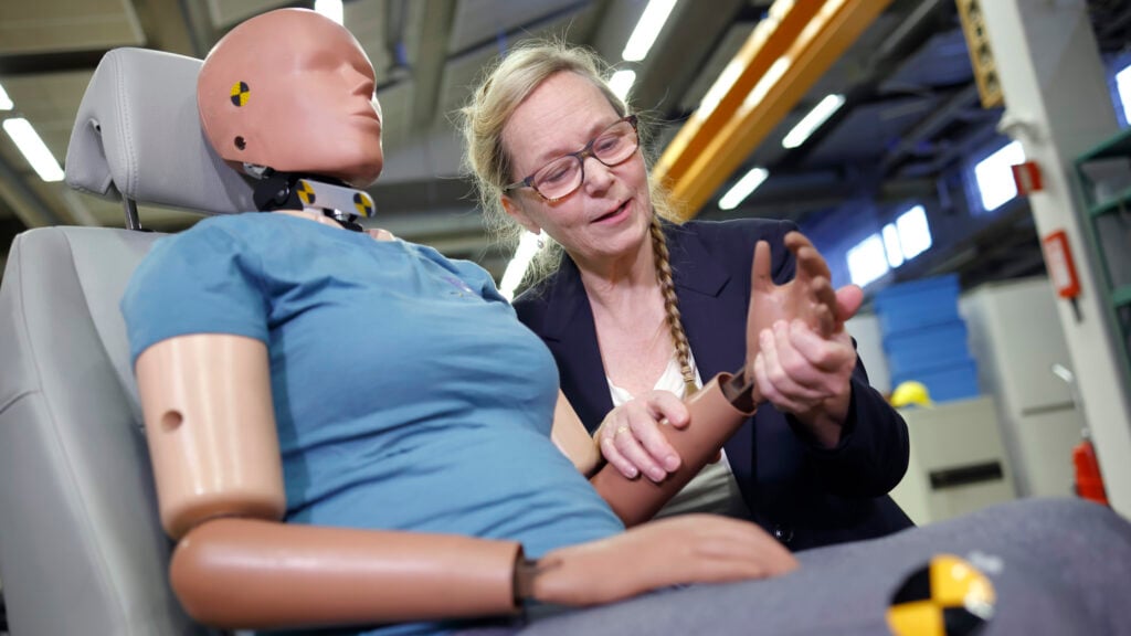 En kvinna sitter i en bilbänk. (AI text)