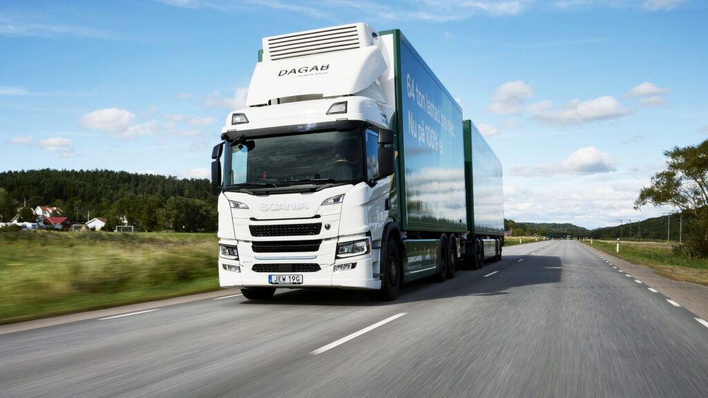 En lastbil kör nerför en landsväg. (AI text)