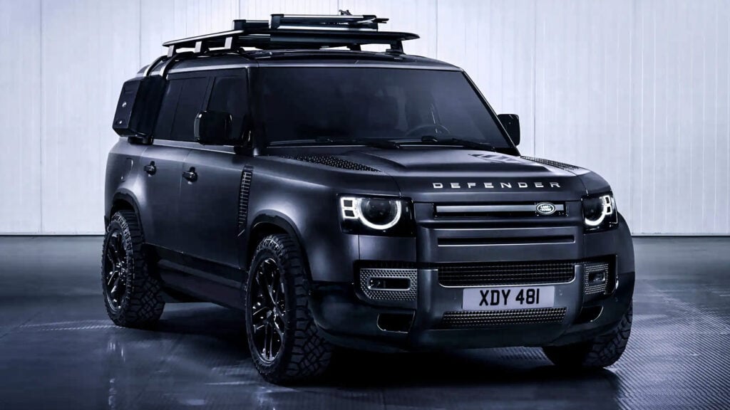 Den nya Land Rover Defender är parkerad i en mörk rum. (AI text)