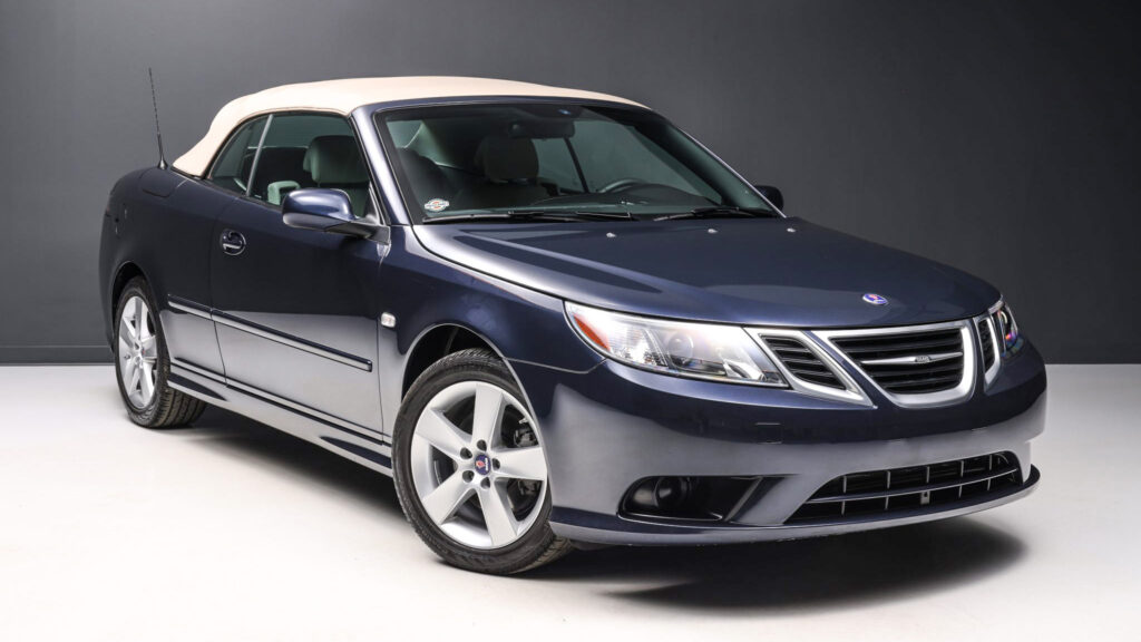 En blå Saab C3 cabriolet i en studioscen. (AI text)