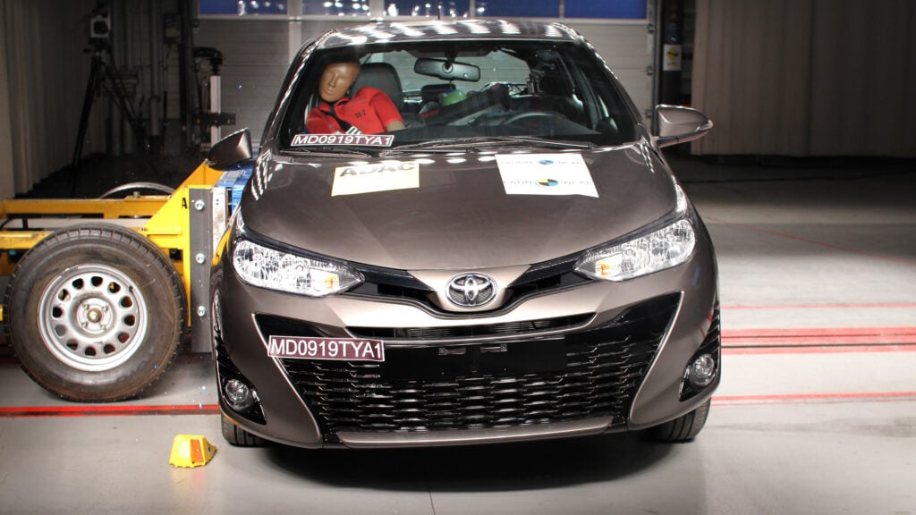 En Toyota Yaris utsätts för en kraschtest. (AI text)