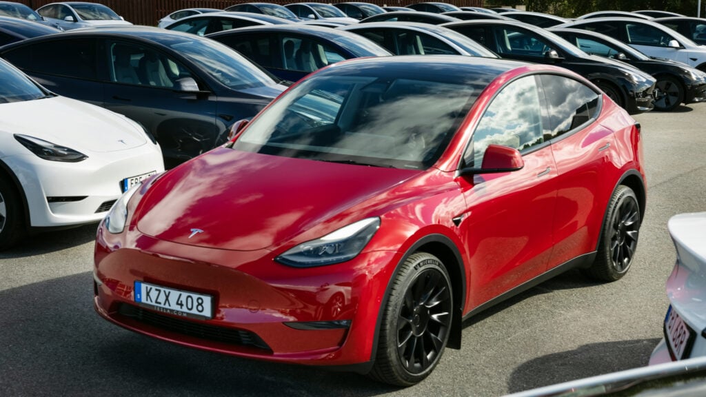 Tesla Model Y parkerad i en parkeringsplats (AI text)