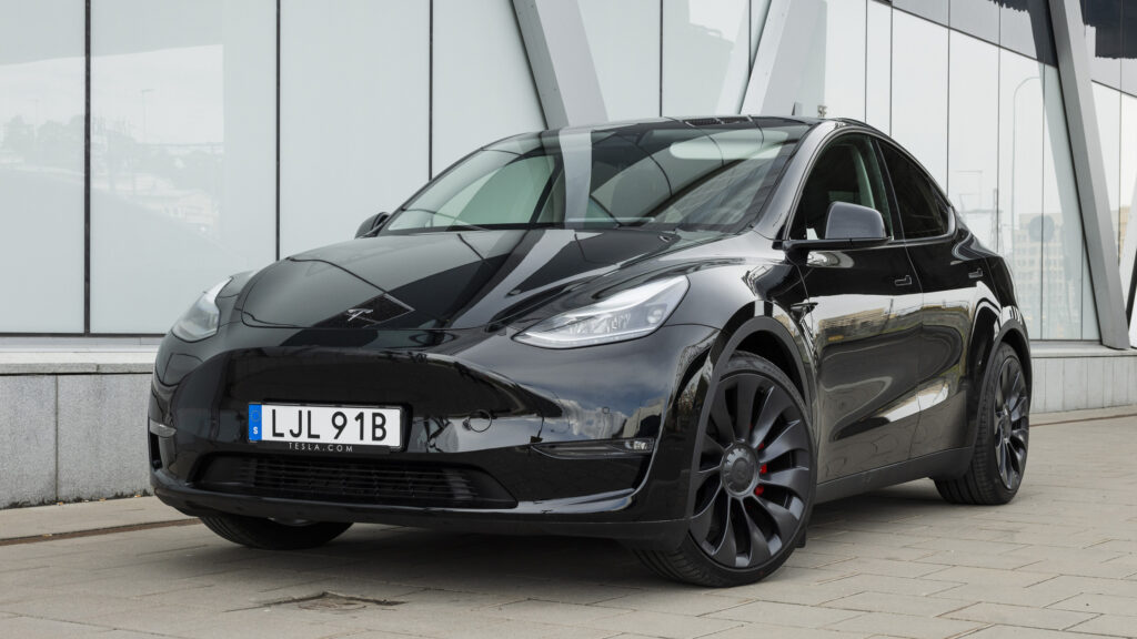 Tesla Model Y parkerade framför ett byggnad. (AI text)