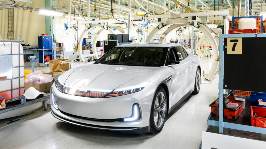 En bil sätts ihop i en fabrik. (AI text)