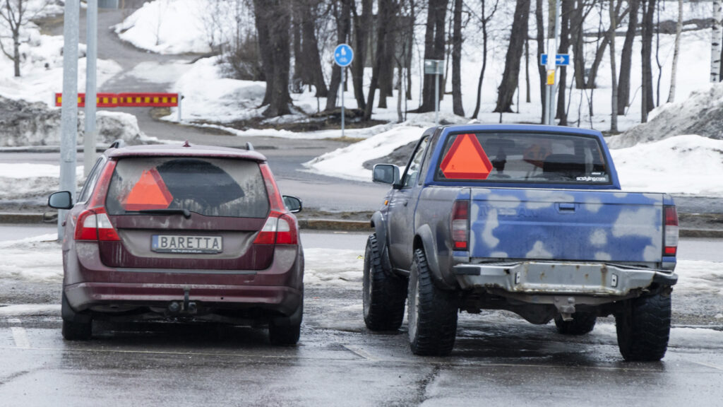 En bil står parkerad i en snöig parkeringsplats. (AI text)