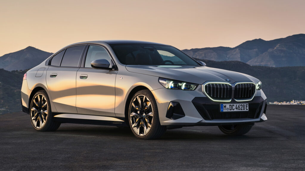 BMW X1 xDrive M Sport parkerad framför ett berg (AI text)