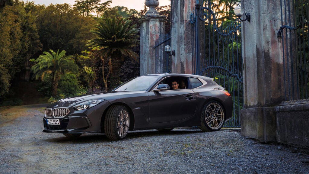 BMW Z4 står parkerad framför en port. (AI text)