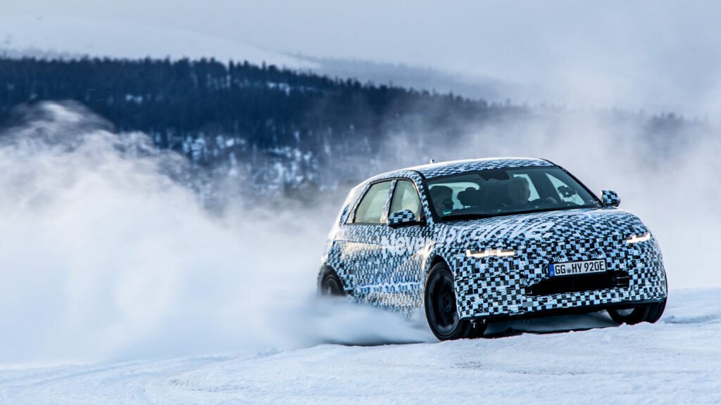 Audi Q3 avslöjades körande i snö. (AI text)