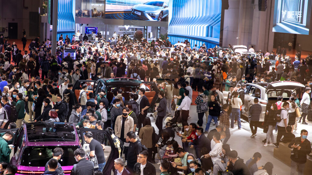 En skara besökare vid en bilsalong (AI text)