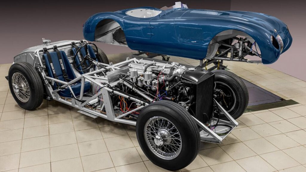 En vintage racerbil visas i ett museum. (AI text)