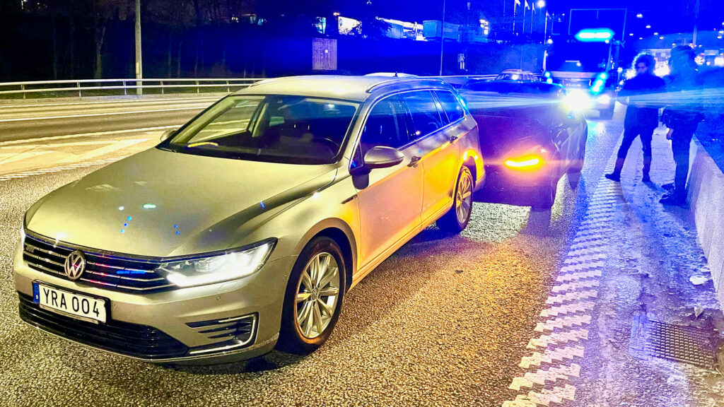 En polisbil står stilla på en motorväg. (AI text)