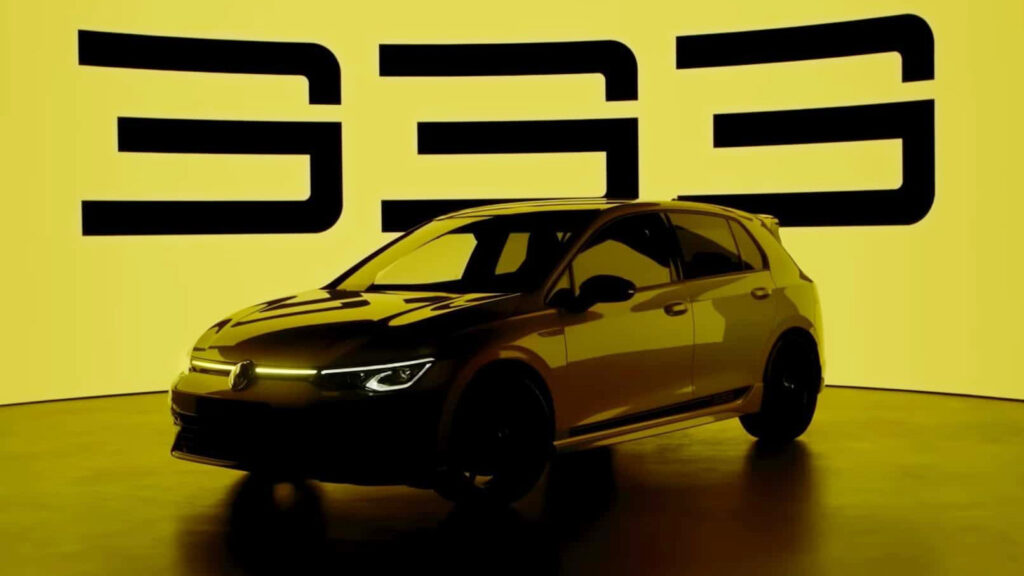 En bil i en gula rum med ordet E3 på den. (AI text)