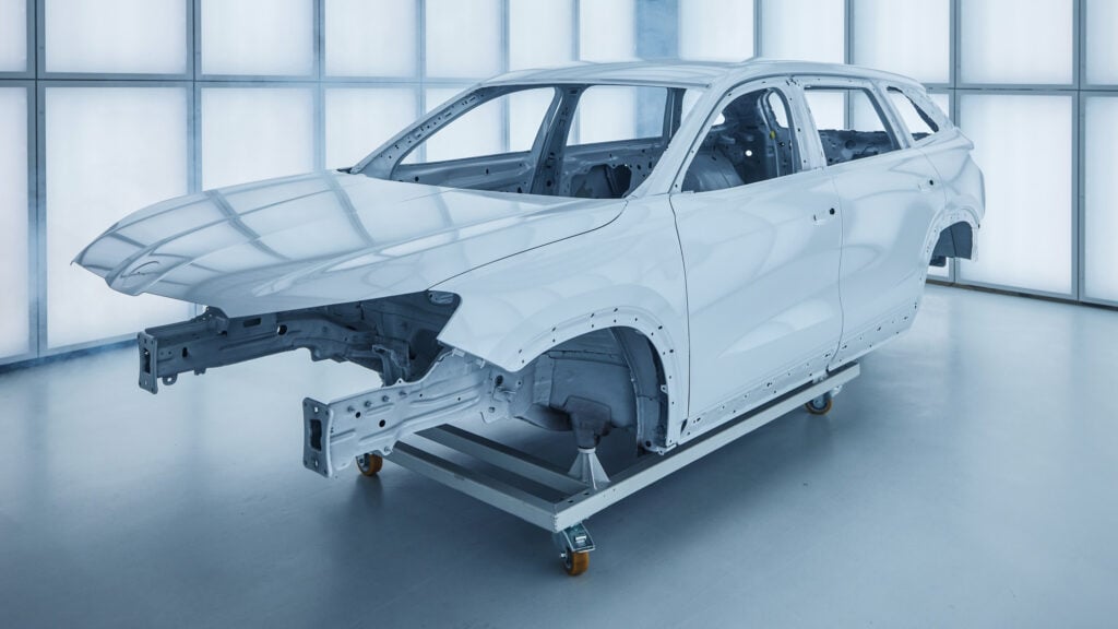 En vit bil i en fabrik. (AI text)