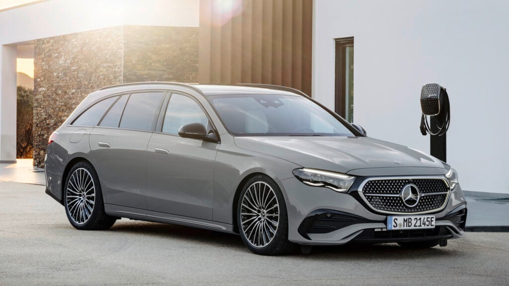 Mercedes E-klass vagn står parkerad framför ett hus. (AI text)