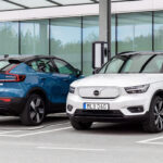 en grupp bilar parkerade framför ett byggnad (AI text)