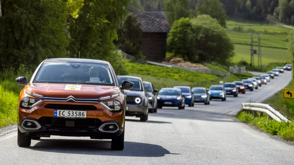 en grupp bilar på en landsväg (AI text)