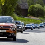 en grupp bilar på en landsväg (AI text)