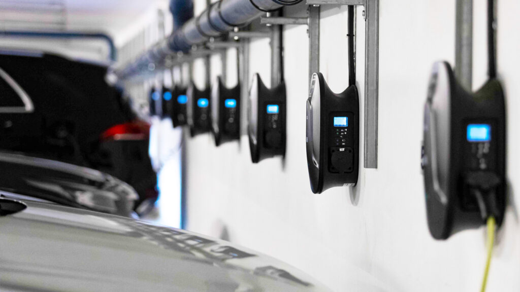 En bil står parkerad i en garage. (AI text)