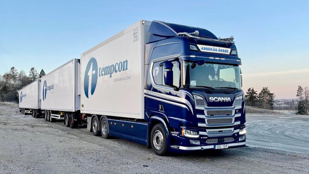 En lastbil står parkerad i en parkeringsplats. (AI text)