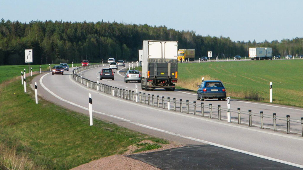 En bil på en motorväg (AI text)