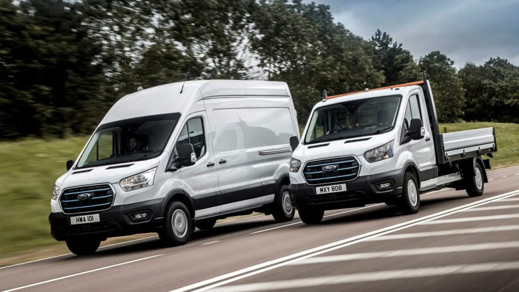 Två Ford Transit-vanar kör längs en landsväg. (AI text)