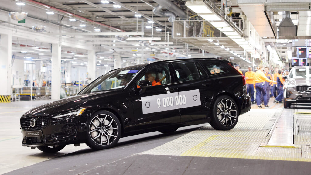 En Volvo V90 TDI sätts ihop på Volvos fabrik i Sverige. (AI text)