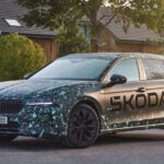 En Skoda EV står parkerad framför en husfasad. (AI text)