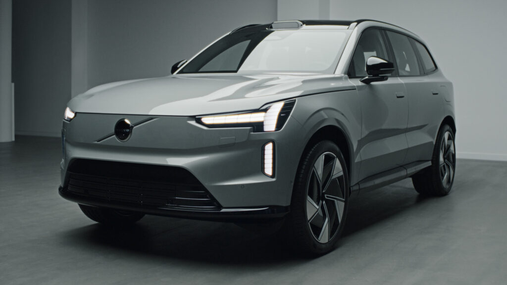 Volvo XC90-konceptbilen i en rummilandskap (AI text)