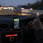 En förare kör en bil på natten. (AI text)