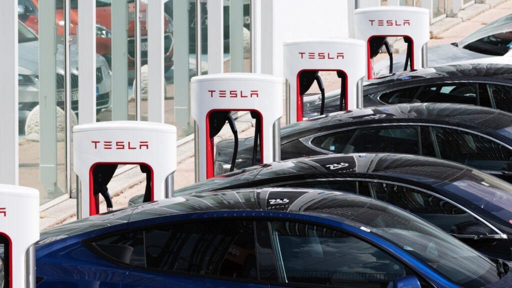 Bilar från Tesla parkerade framför en Tesla-butik i Shanghai, Kina. Bild: Reuters. (AI text)