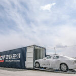 Volvo S90 byggd i Kina lastas på container