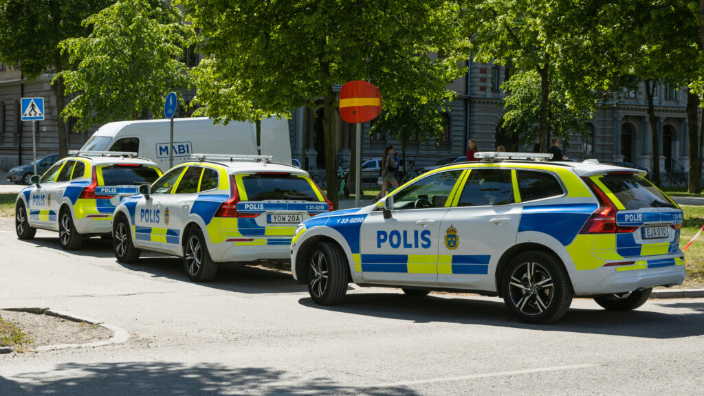 En polisbil är parkerad på en gata. (AI text)