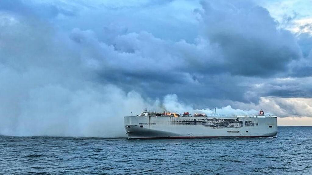 En stor båt drar en annan båt bakom sig. (AI text)