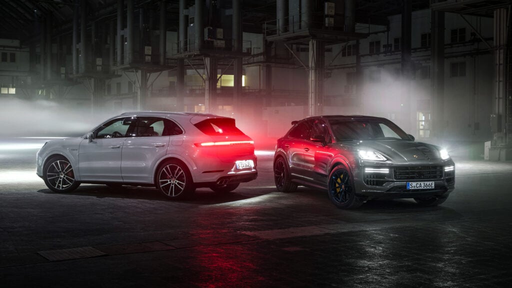 två bilar parkerade i en mörk bakgata (AI text)