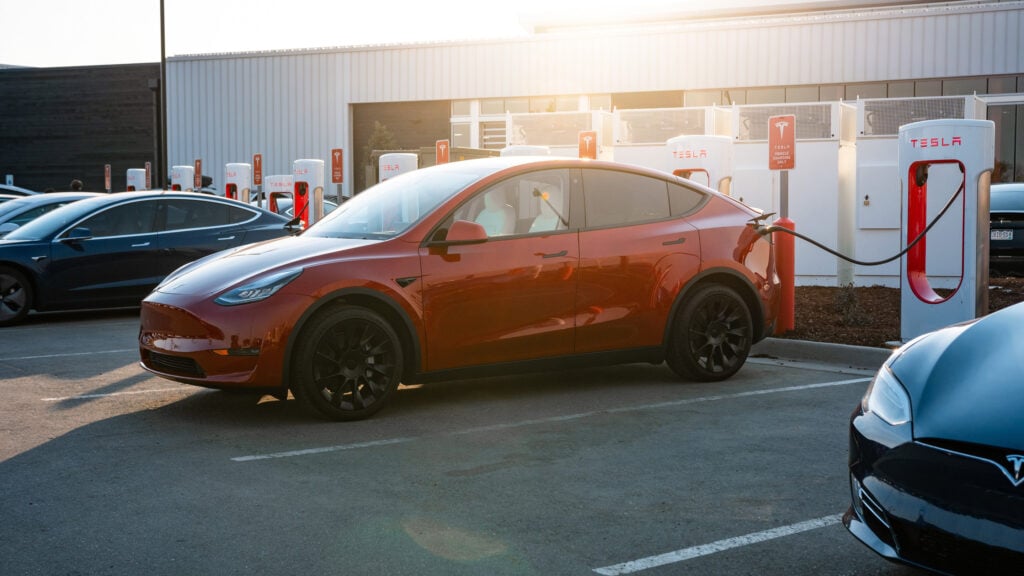 En Tesla Model S parkerad på en parkeringsplats. (AI text)