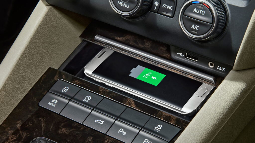 En bil med laddningsport på mitten av lådan för besättningen. (AI text)