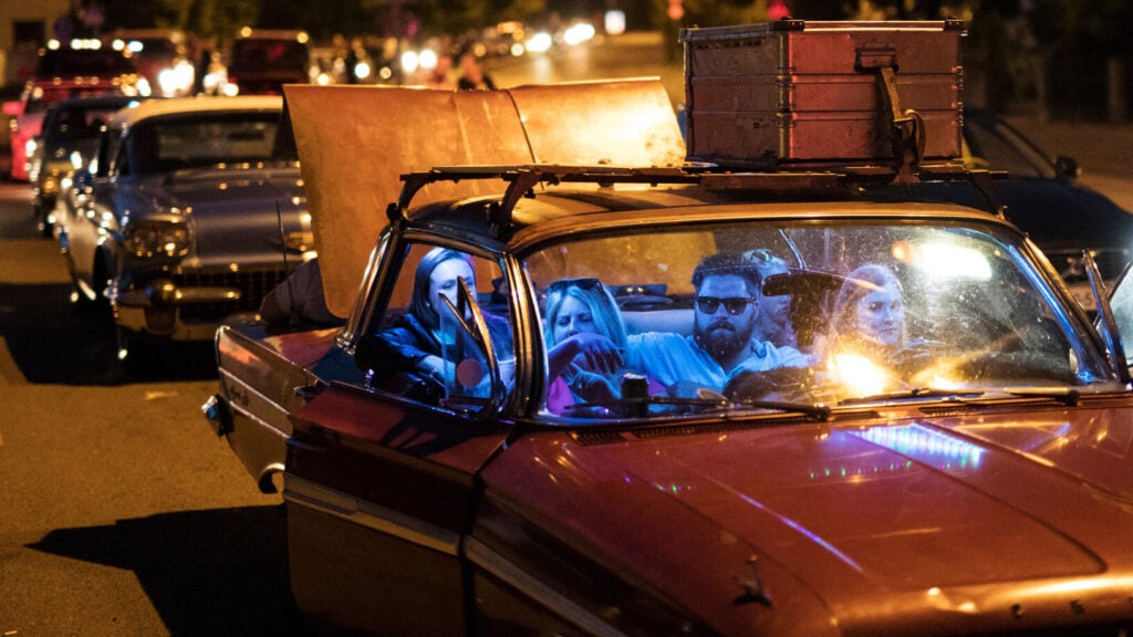 En grupp personer i en bil. (AI text)