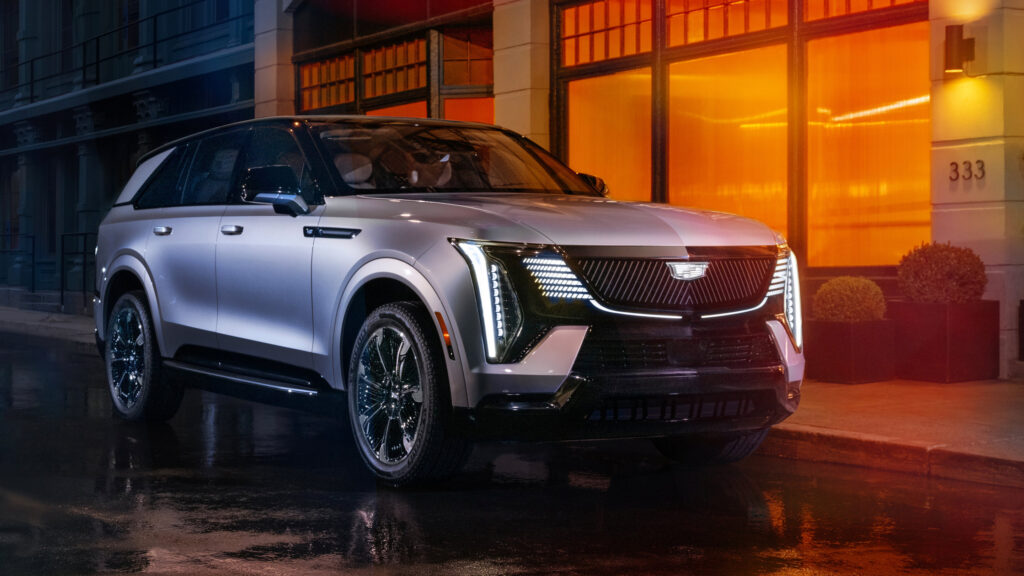 Cadillacen XT5 står parkerad framför ett byggnad nattetid. (AI text)
