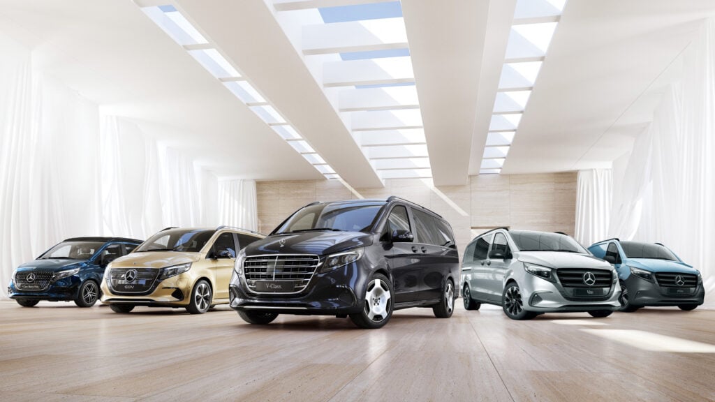 En grupp bilar i en showrum (AI text)