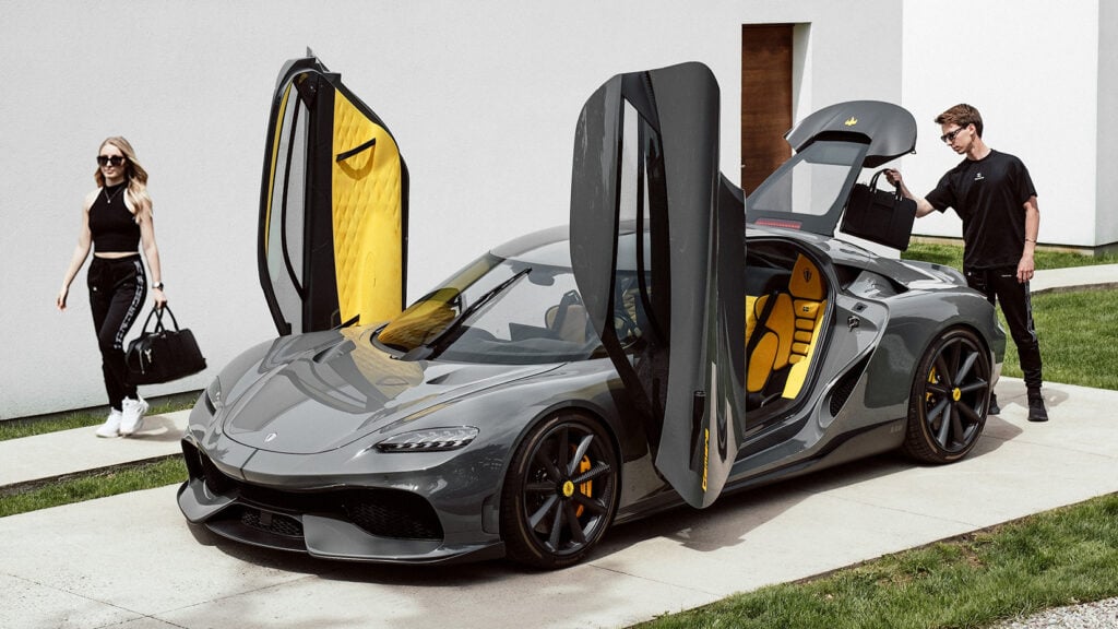 En person och en kvinna står bredvid en bil. (AI text)