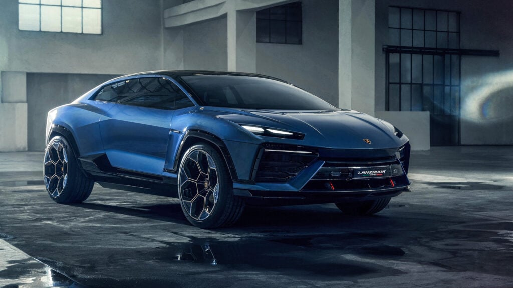 Lamborghini Urus SUV i en mörk lagerlokal (AI text)