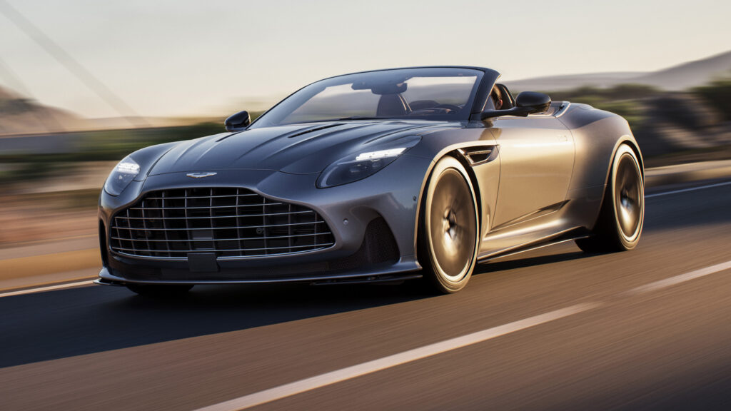 Aston Martin DB9 Vantage, en sportbil, kör längs vägen. (AI text)