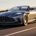 Aston Martin DB9 Vantage, en sportbil, kör längs vägen. (AI text)