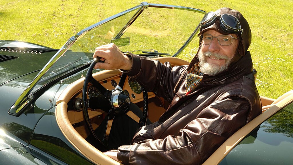 En man i en vintage sportbil (AI text)