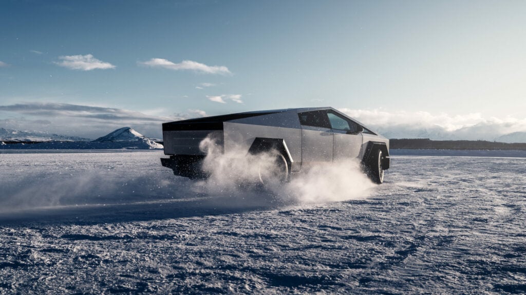 En bil kör på en snöig väg. (AI text)