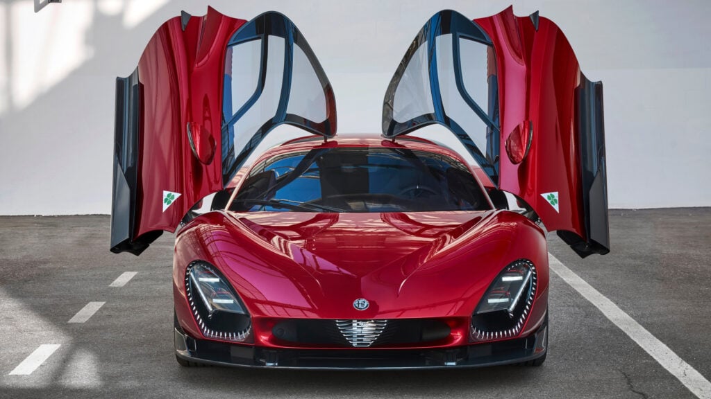 En röd sportbil med öppna dörrar (AI text)